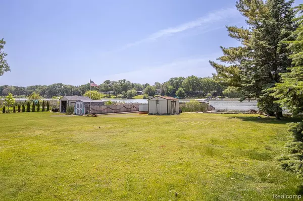 Waterford, MI 48329 1661,4851 Shoreline Boulevard
