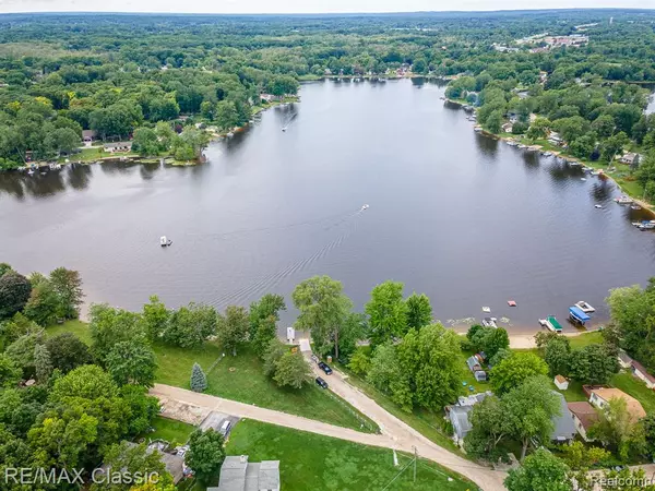 Whitmore Lake, MI 48189 9556,253 Delaware Road