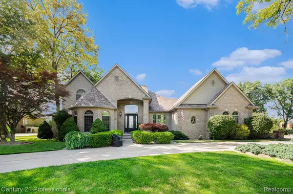 9020 Huron Bluffs Drive, White Lake, MI 48386 2096