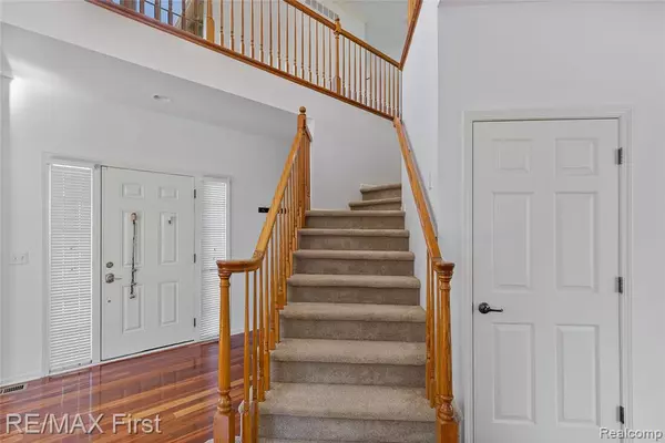 Rochester Hills, MI 48309 4734,3706 Winding Brook Circle