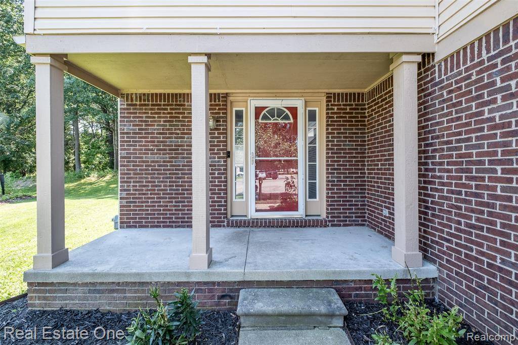 Lake Orion, MI 48362 3370,434 Converse Court