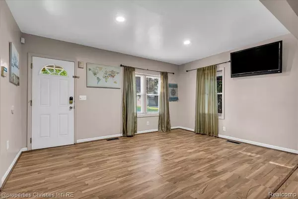Romulus, MI 48174 4449,6028 Edmund Street