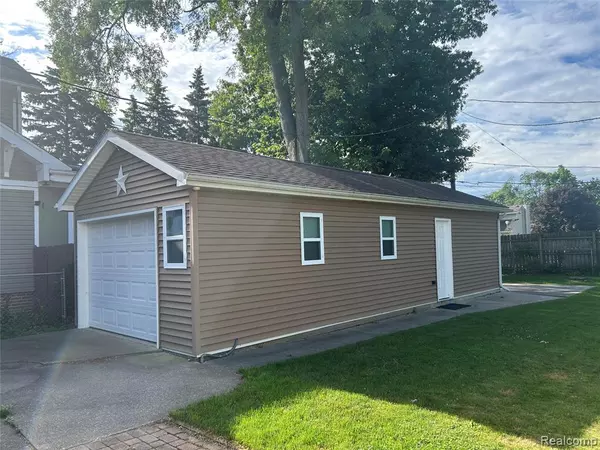 Mount Clemens, MI 48043 2244,213 Robertson Street