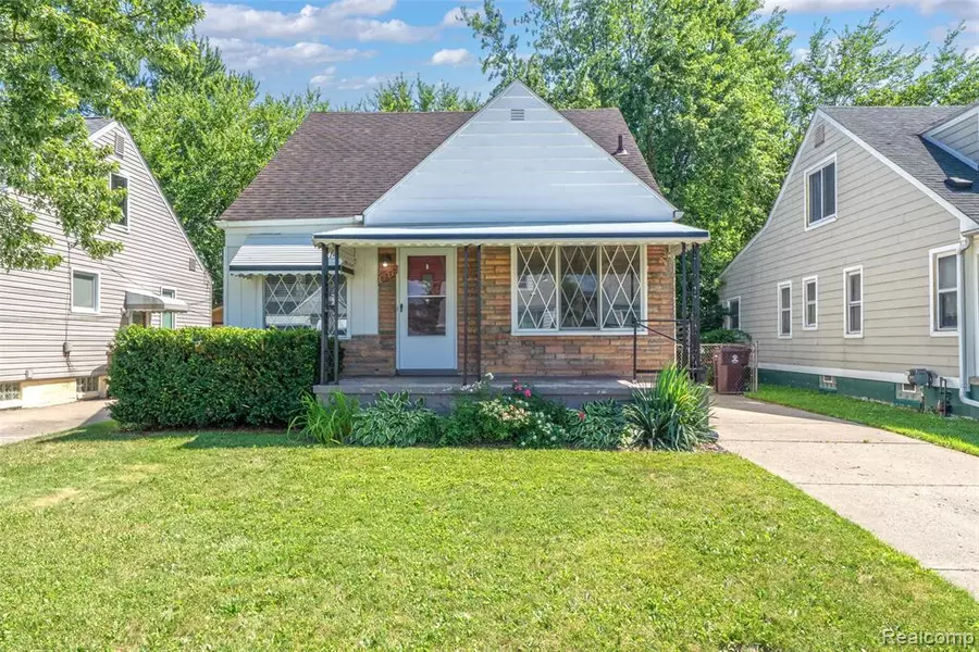 8272 Coolidge, Center Line, MI 48015 1748