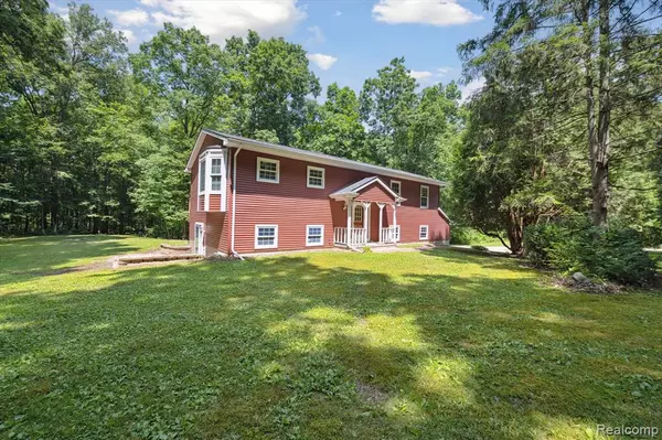 Howell, MI 48855 9791,5849 Whispering Oaks Drive