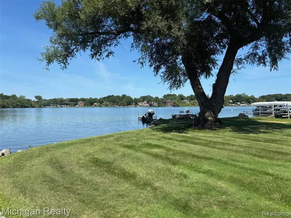 West Bloomfield, MI 48324 2227,2714 LARI Court