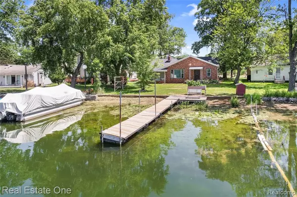 8802 Riverside Drive, Brighton, MI 48116 8237