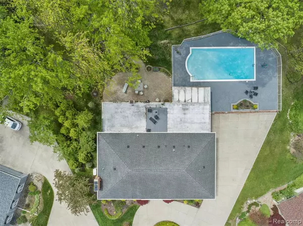 Clinton Township, MI 48036 1782,38383 Saddle Lane