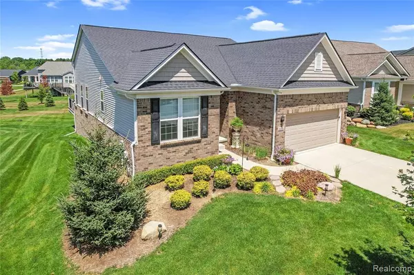 Clarkston, MI 48348 4963,5008 Oakdale Drive