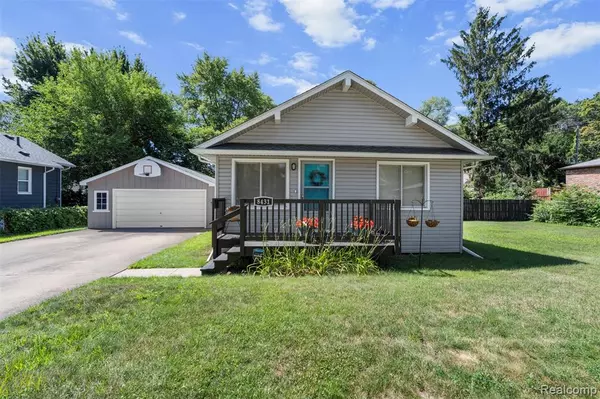 Oak Park, MI 48237 1818,8431 Roseland Court