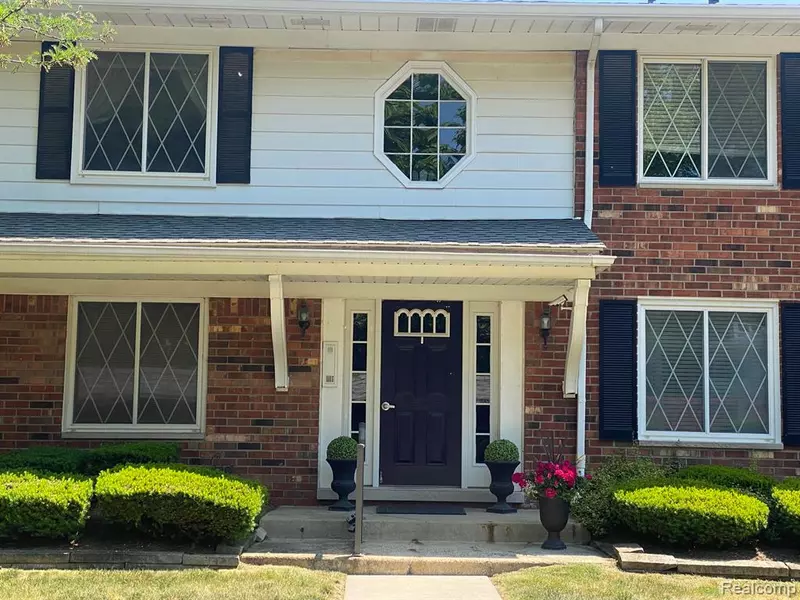 2409 MULBERRY Square, Bloomfield Hills, MI 48302 3403