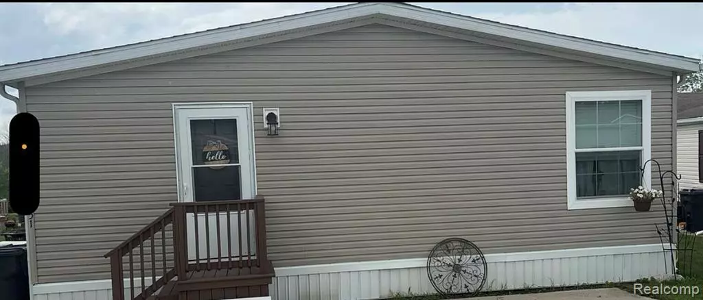 14151 Washington Dr, Plymouth, MI 48170