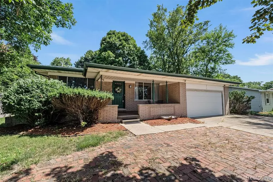 2550 W Walton Boulevard, Waterford, MI 48329 4438