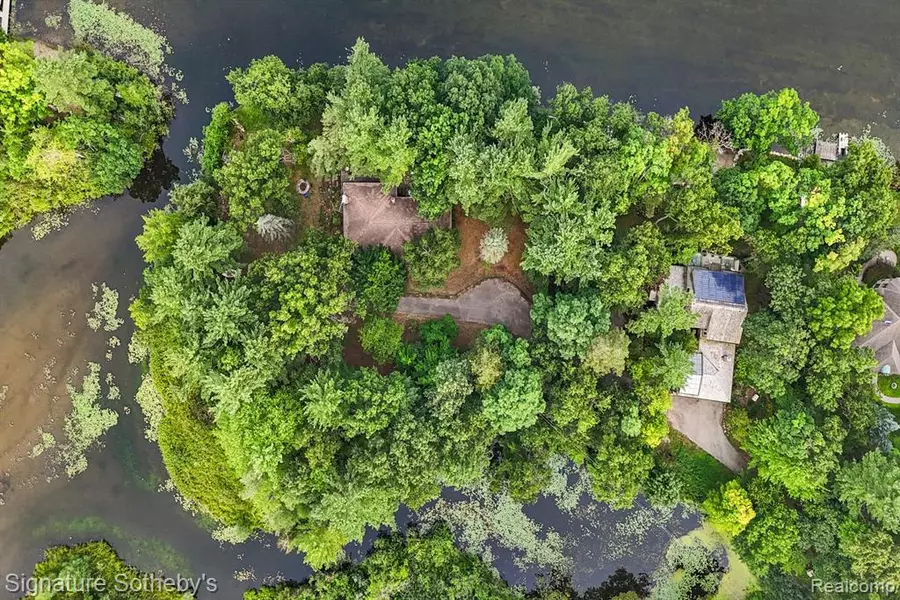 1035 Nakomis Trail, Lake Orion, MI 48362 1336