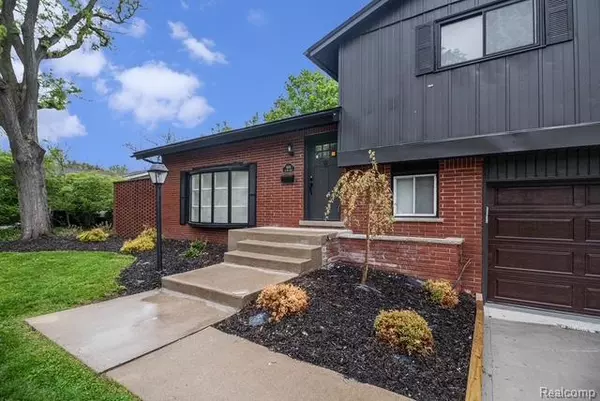 Livonia, MI 48154 2542,16114 Alpine Drive