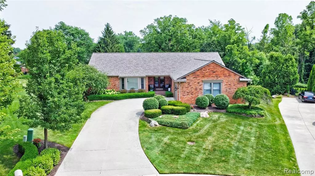 Rochester Hills, MI 48306 3646,1692 Edinborough Drive