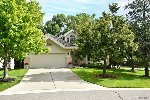 6536 Pleasant Lake Court, West Bloomfield, MI 48322 4708