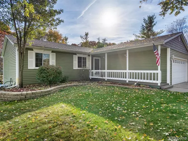 Lake Orion, MI 48362 2615,987 FAIRLEDGE Street