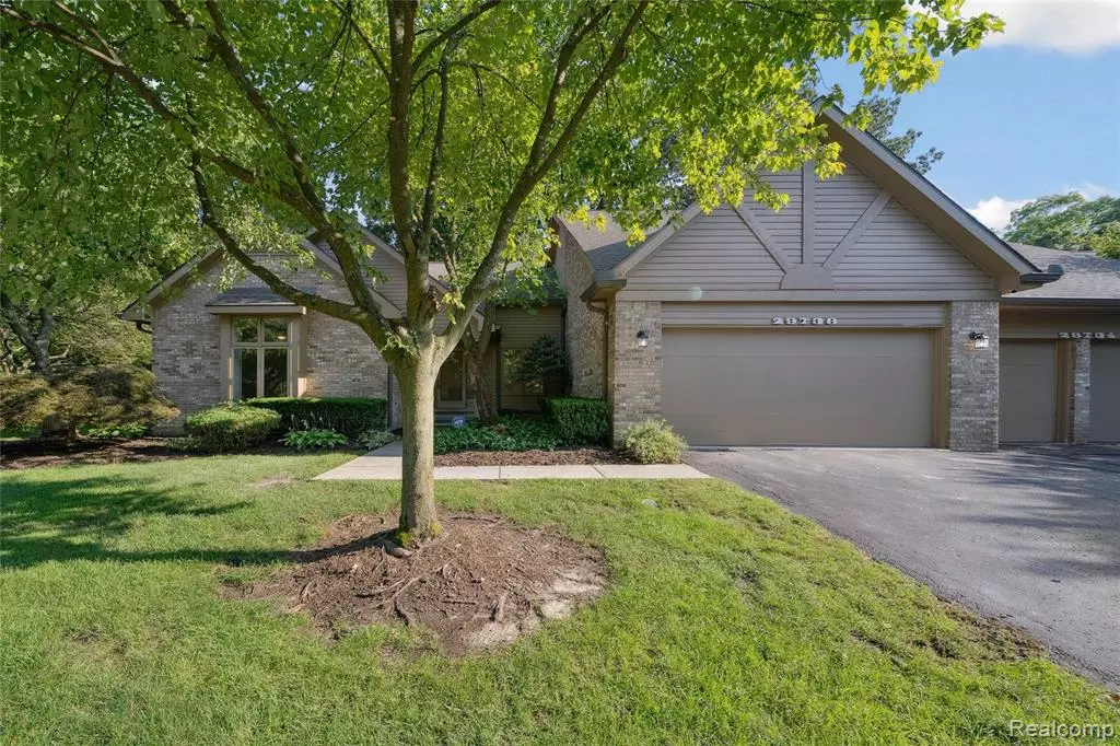 Farmington Hills, MI 48331 1977,29738 Nova Woods Drive