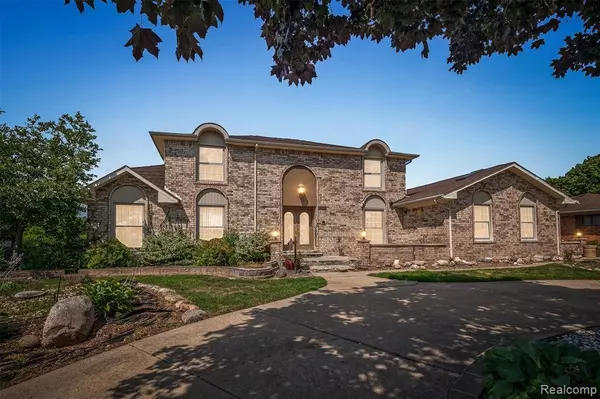 Shelby Twp, MI 48316 1461,4041 TWIN LAKES Court