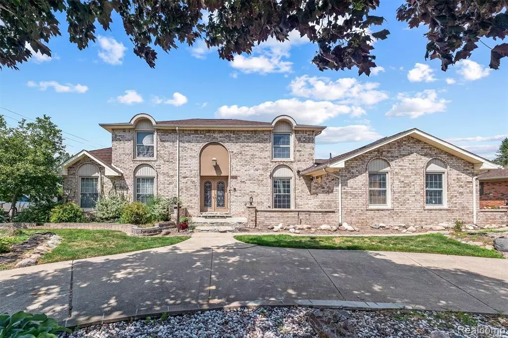 Shelby Twp, MI 48316 1461,4041 TWIN LAKES Court