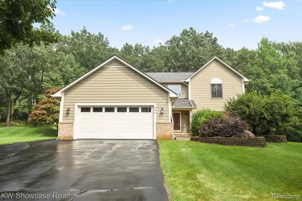 300 Alexander Drive, Walled Lake, MI 48390 2952