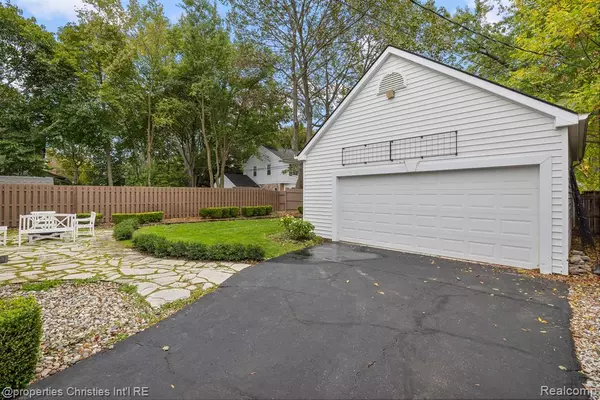 Birmingham, MI 48009 1169,1900 Fairview Street