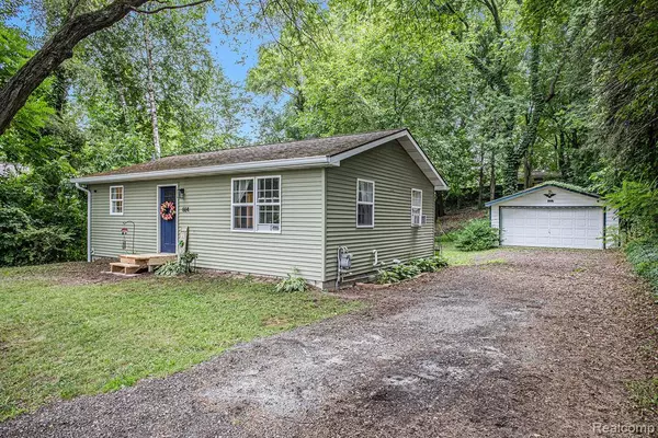 664 E HIGHLAND Road, Howell, MI 48843 1324