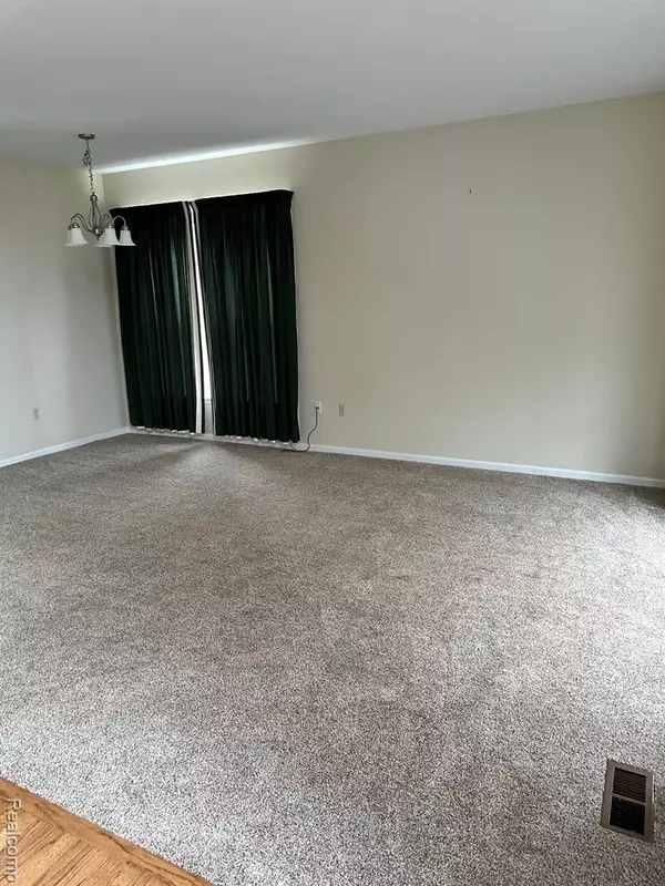 Rochester Hills, MI 48306 4702,3189 Silverbrook Drive