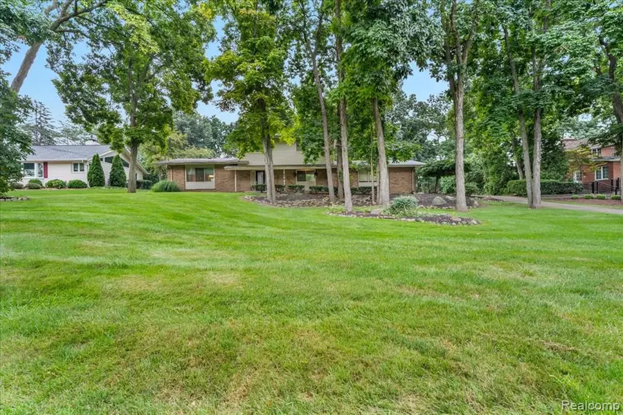 6016 Plantation Drive, Grand Blanc, MI 48439 9525