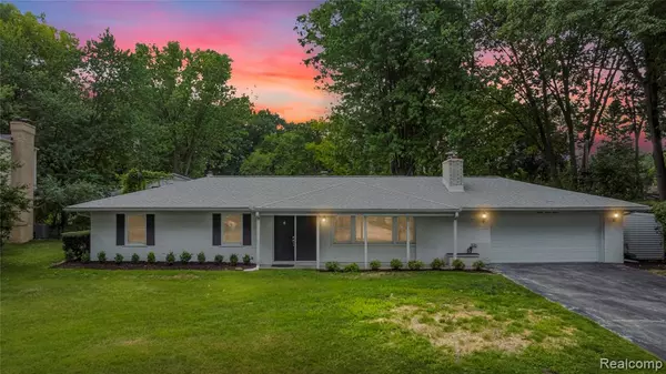 2715 N Lake Drive, Waterford, MI 48329