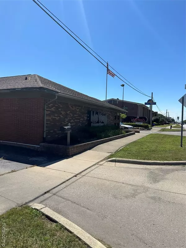 Southfield, MI 48033 4120,23380 Telegraph Road