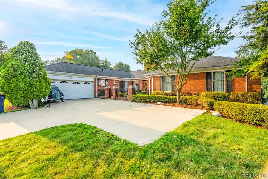 1853 W Bend Drive, Bloomfield Village, MI 48302 1210