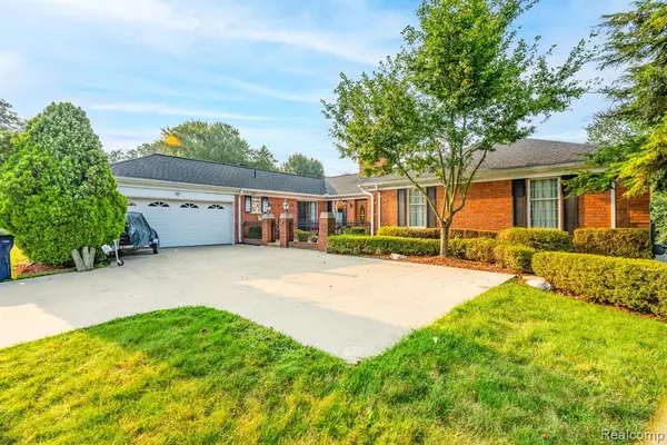 1853 W Bend Drive, Bloomfield Village, MI 48302 1210