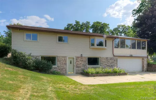 2967 Maganser Drive, Wixom, MI 48393 1531