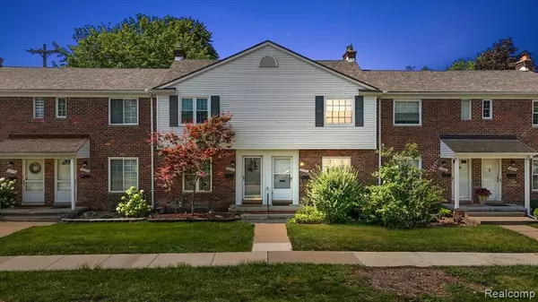 Saint Clair Shores, MI 48080 2502,23104 Edsel Ford Court