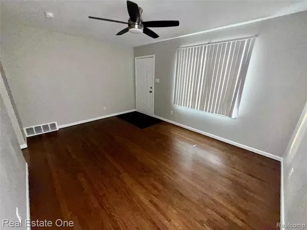 Lincoln Park, MI 48146 3370,1357 Stewart Avenue