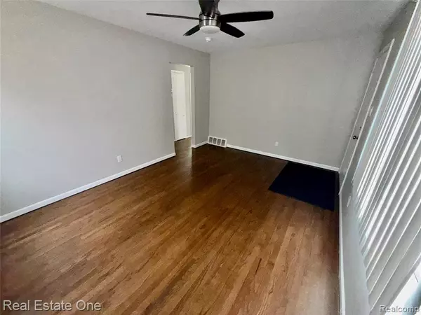 Lincoln Park, MI 48146 3370,1357 Stewart Avenue