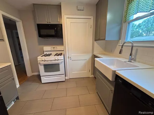 Ferndale, MI 48220 1873,581 FLOWERDALE Street