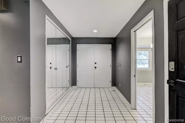 Farmington Hills, MI 48336 1654,25337 Briarwyke Drive