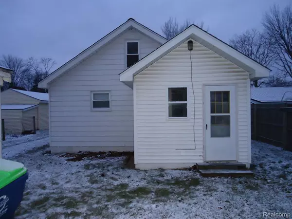 Saginaw, MI 48609 6879,595 S RIVER Road