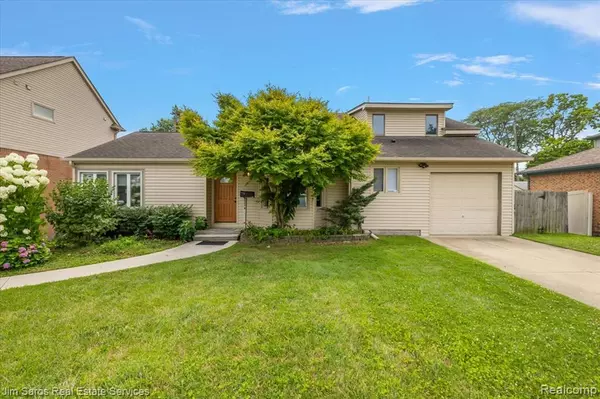 Saint Clair Shores, MI 48081 2427,22470 Wildwood Street
