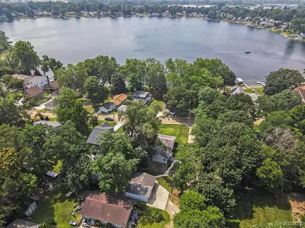 Brighton, MI 48116 9511,5905 Fonda Lake Drive