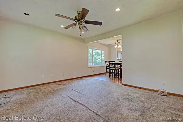 Commerce Twp, MI 48382 3549,2675 Massena Street