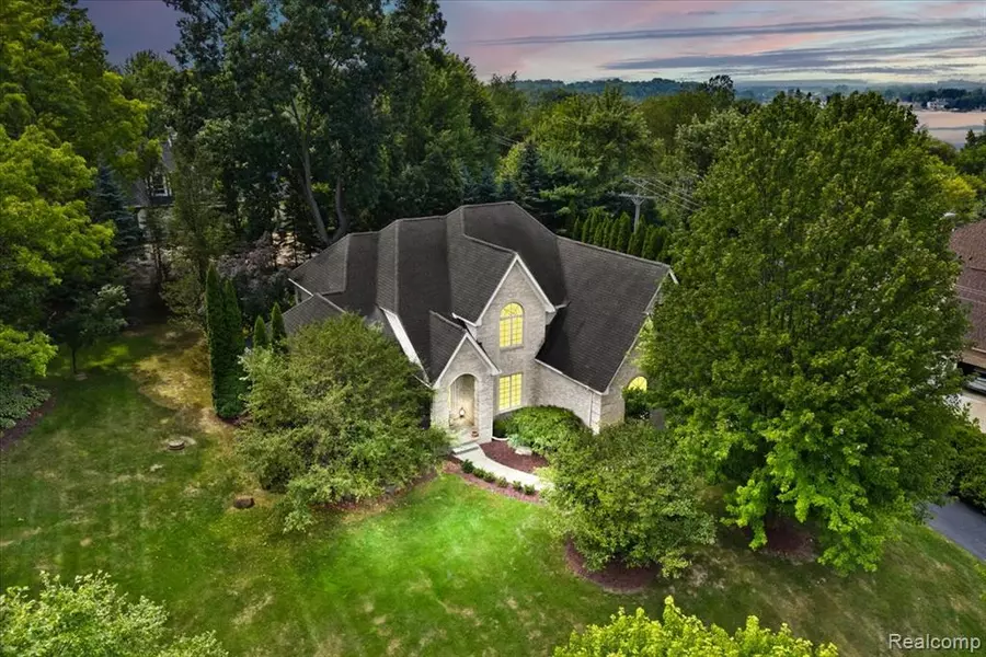 9194 Orion Drive, Brighton, MI 48114 6925