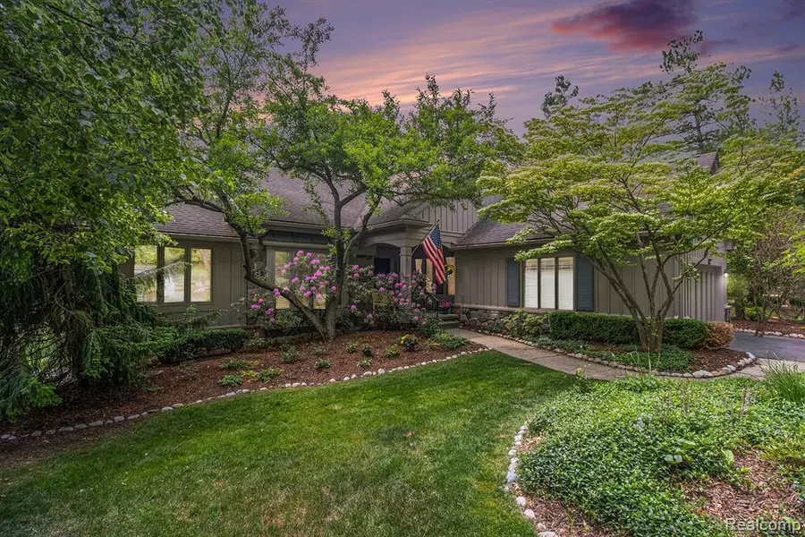 4825 Mirror Lake Drive, West Bloomfield, MI 48323 1533