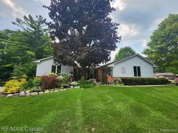 Bloomfield Hills, MI 48304 1217,1530 Ashover Drive
