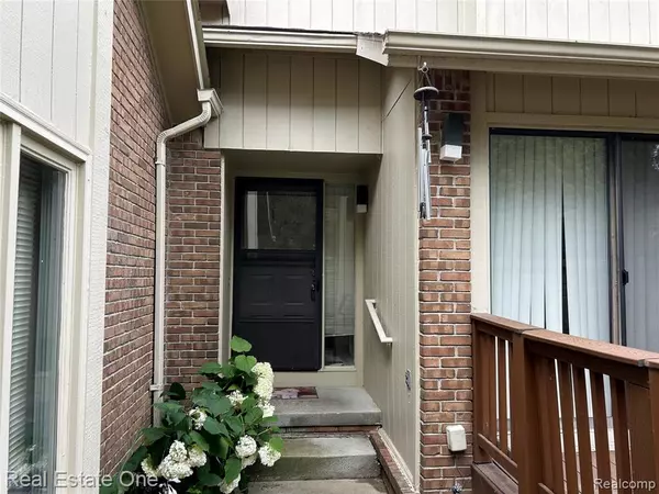 West Bloomfield, MI 48322 1256,5537 Walnut Circle