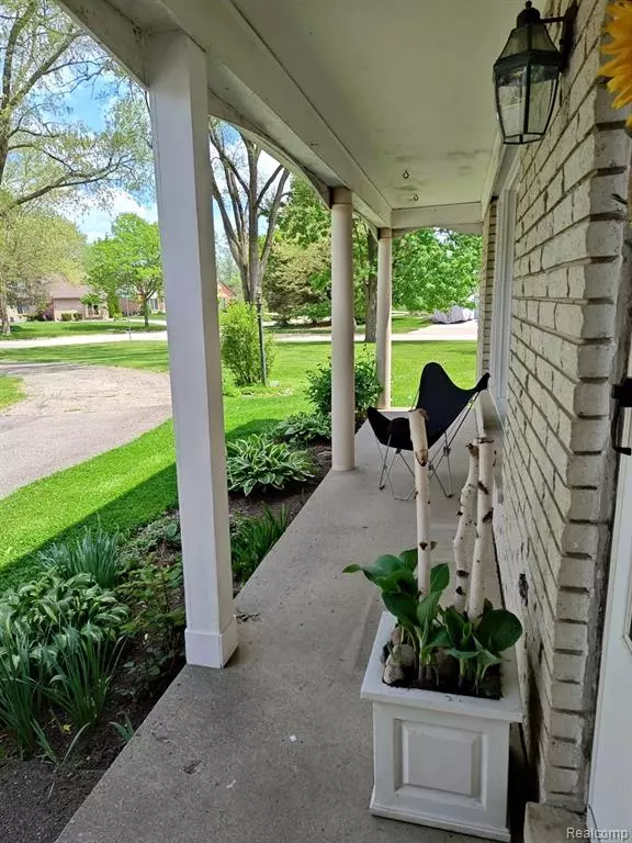 Troy, MI 48084 1632,3385 MUERKNOLL Drive