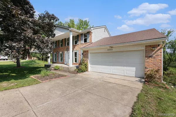 5690 Glen Eagles Drive, West Bloomfield, MI 48323 2201